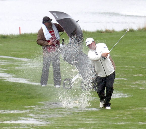 chơi golf trời mưa