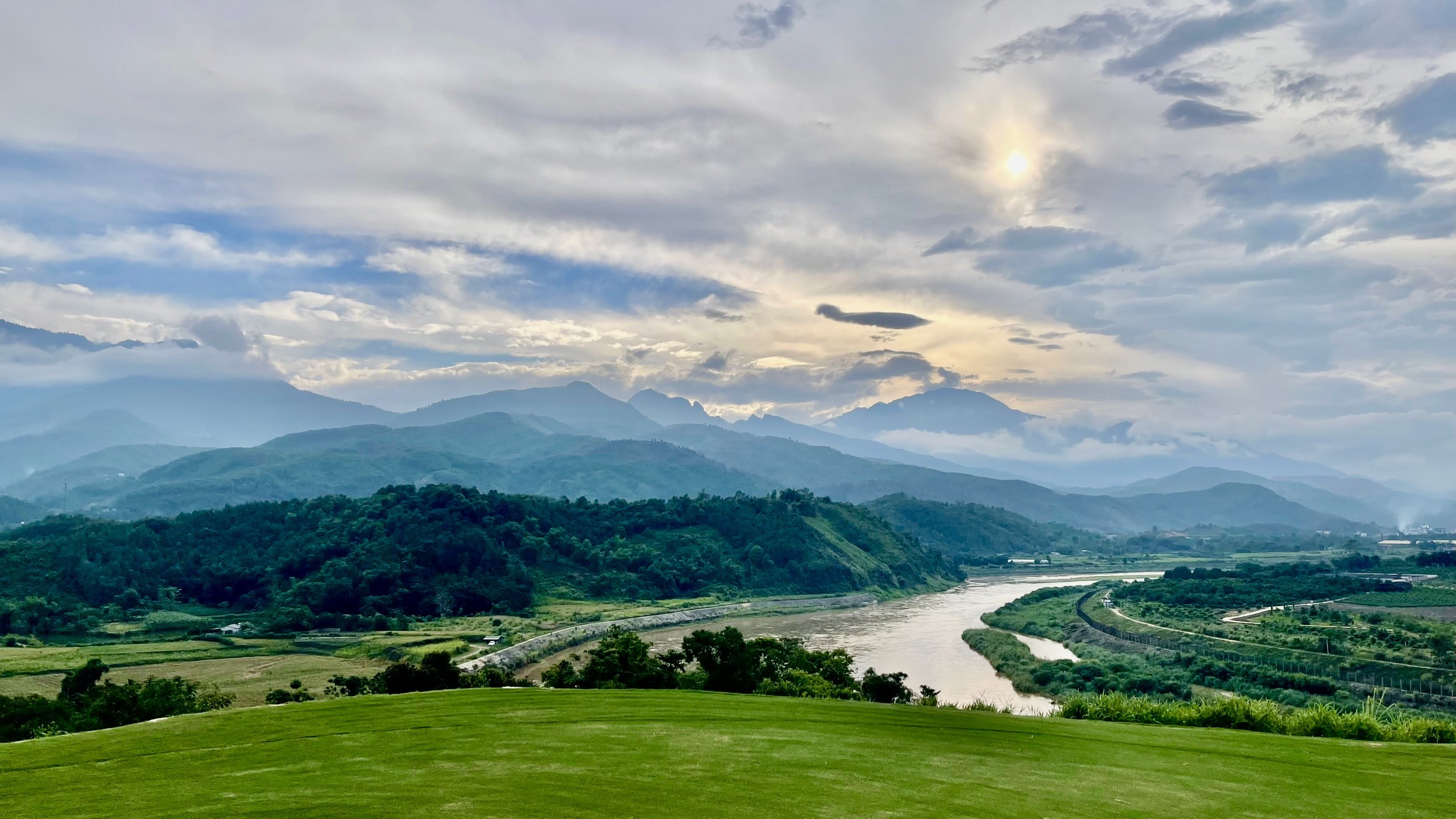 Tầm nhìn ra sông Hồng từ teebox hố 17 par3. Ảnh: Nguyễn Anh Chiến