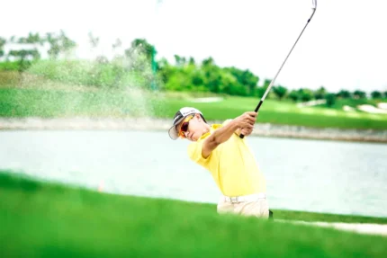 Golfer tận hưởng vòng chơi đêm tại Tan Son Nhat Golf Course.