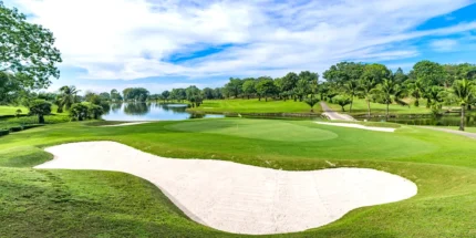 Toàn cảnh bãi cỏ xanh mướt hướng ra hồ nước tại Đồng Nai Golf Resort. Cảnh quan thơ mộng tại Đồng Nai Golf Resort 2026.