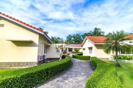 Khu vực hồ bơi và biệt thự nghỉ dưỡng sang trọng bên trong resort. Hệ thống nghỉ dưỡng 5 sao tại Đồng Nai Golf Resort.