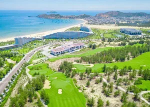 Sân golf FLC Quy Nhơn sở hữu tầm nhìn panorama ngoạn mục bao trọn vẻ đẹp của biển Nhơn Lý