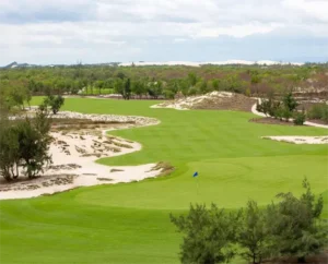 Địa hình đồi cát độc đáo tạo nên thách thức khó quên tại Mountain Course thuộc Sân golf FLC Quy Nhơn