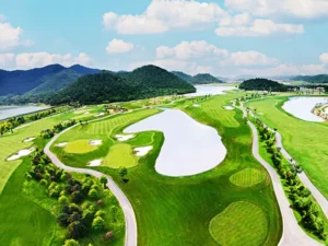 Sân Golf Legend Hill sở hữu cảnh quan thiên nhiên kỳ vĩ và xanh mướt tại Sóc Sơn.