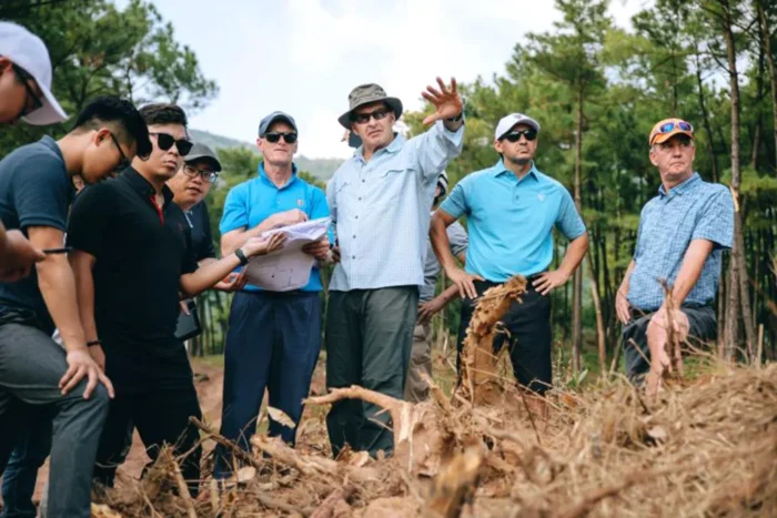 Ngài Nick cùng đội ngũ thiết kế khảo sát thực địa sân golf Silk Path Đông Triều Ngài Nick cùng đội ngũ thiết kế khảo sát thực địa sân golf Silk Path Đông Triều