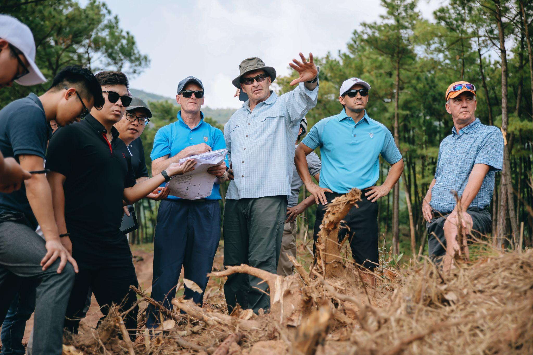 Ngài Nick cùng đội ngũ thiết kế khảo sát thực địa sân golf Silk Path Đông Triều