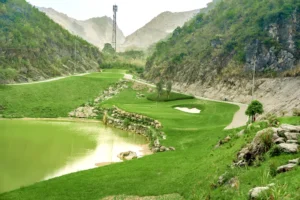 Legend Valley Country Club tọa lạc giữa khung cảnh núi đá vôi tráng lệ tại Hà Nam.