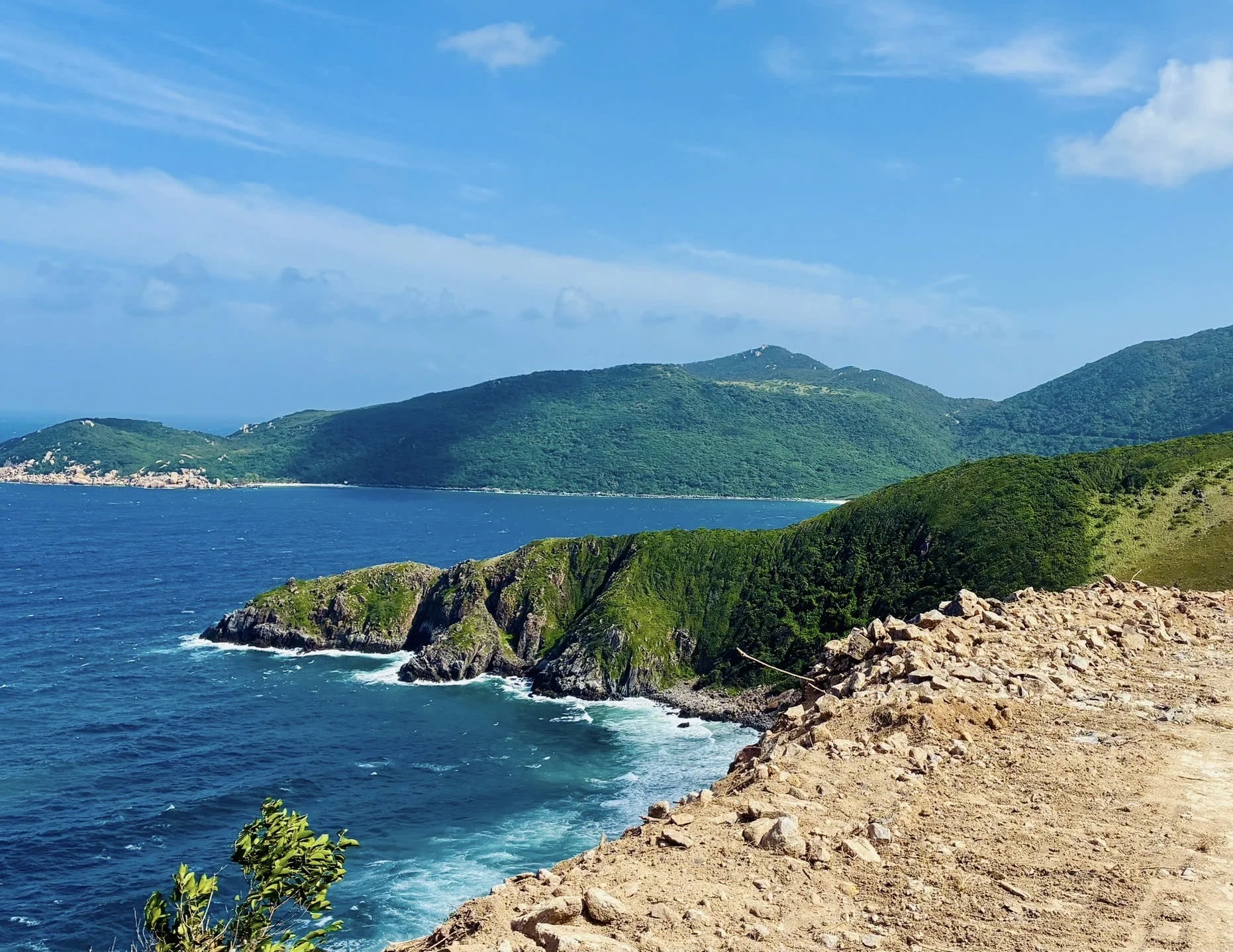 Nhìn từ hố 15 – một trong những bể đặc biệt với địa hình Top Cliff, được tạo hình trên các vách đá cheo leo cùng hướng nhìn mục ra biển Nha Trang